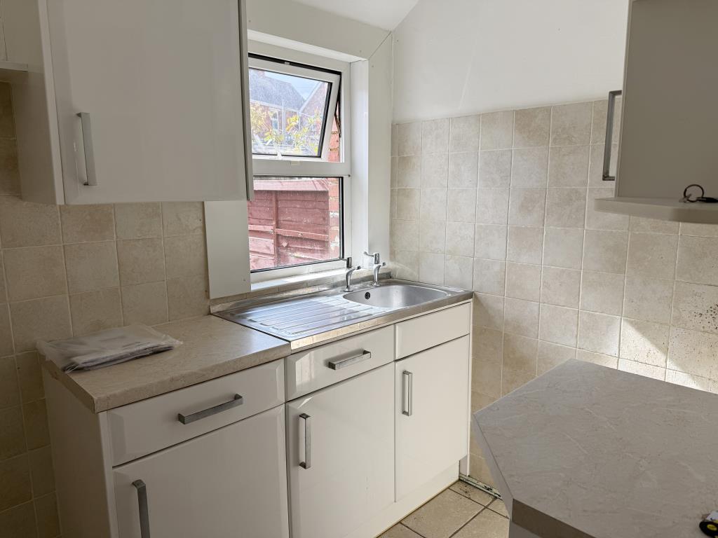 Lot: 106 - THREE-BEDROOM HOUSE IN NEED OF IMPROVEMENT - Kitchen with fitted units